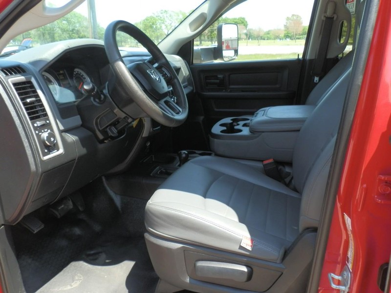 Ram 3500 Vehicle Full-screen Gallery Image 15