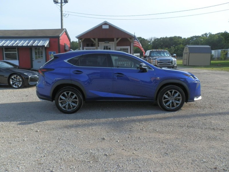 Lexus NX 200t Vehicle Full-screen Gallery Image 06