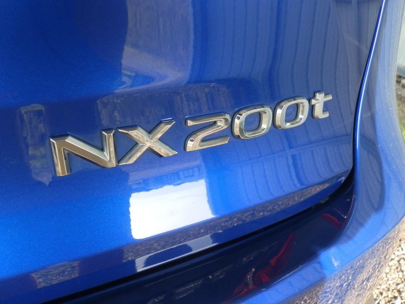 Lexus NX 200t Vehicle Full-screen Gallery Image 10