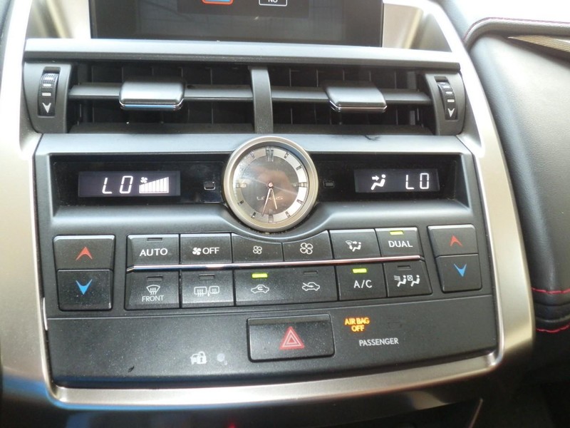 Lexus NX 200t Vehicle Full-screen Gallery Image 28