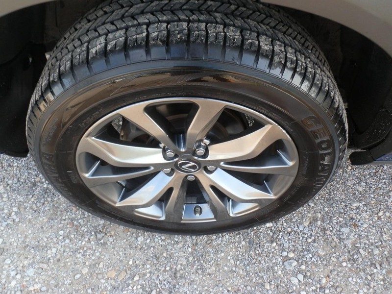 Lexus NX 200t Vehicle Full-screen Gallery Image 35