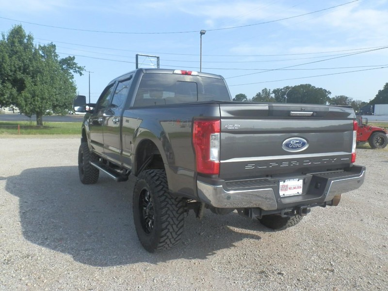 Ford Super Duty F-250 Vehicle Full-screen Gallery Image 03