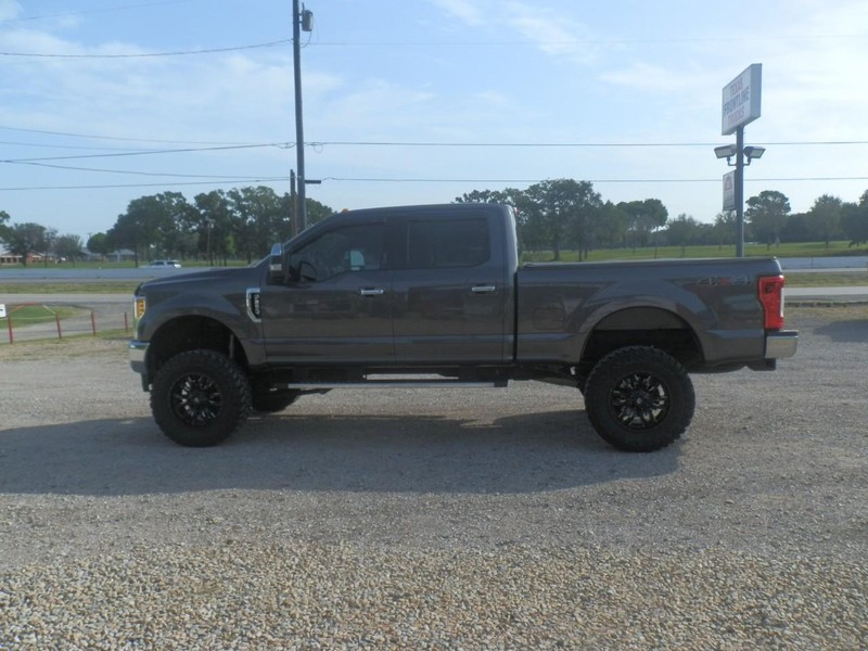 Ford Super Duty F-250 Vehicle Full-screen Gallery Image 05