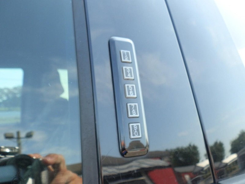 Ford Super Duty F-250 Vehicle Full-screen Gallery Image 32