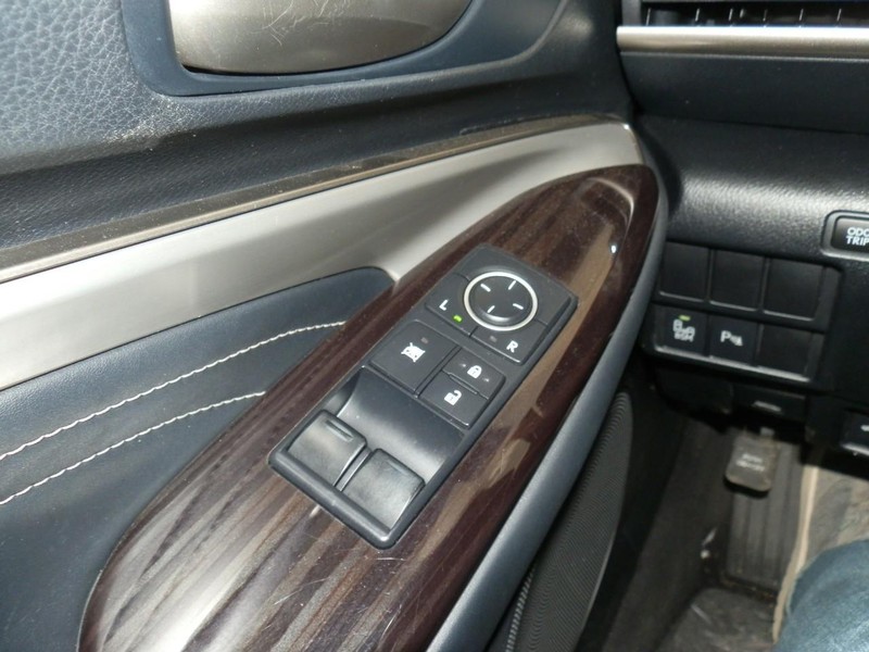 Lexus RC 350 Vehicle Full-screen Gallery Image 19