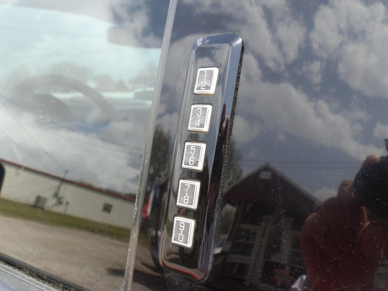 Ford F-150 Vehicle Full-screen Gallery Image 34