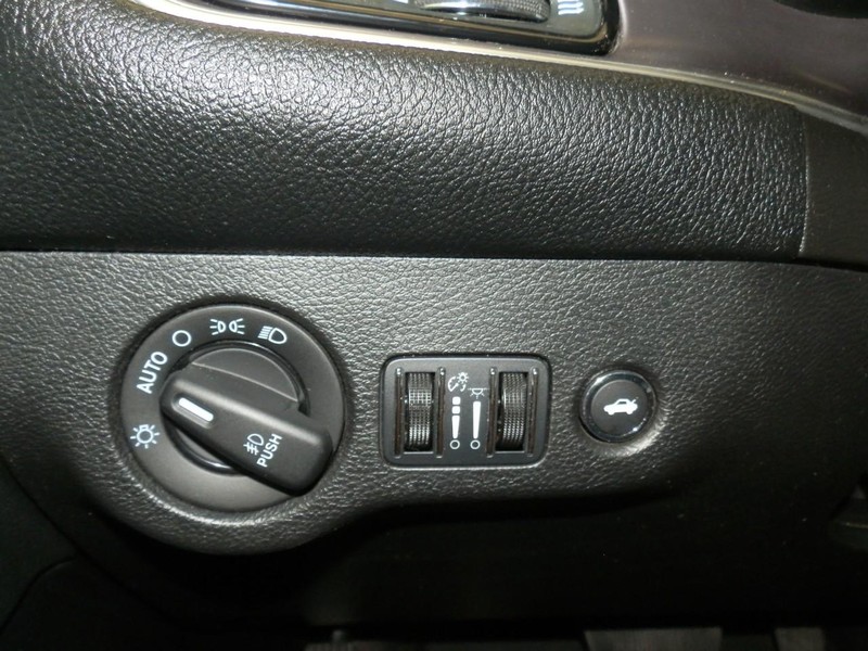 Dodge Challenger Vehicle Full-screen Gallery Image 17