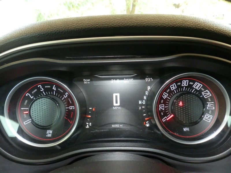 Dodge Challenger Vehicle Full-screen Gallery Image 26