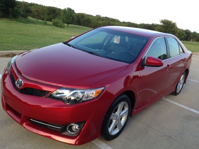 Toyota Camry Vehicle Full-screen Gallery Image 02