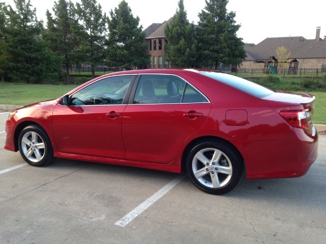 Toyota Camry Vehicle Full-screen Gallery Image 04