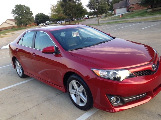 Toyota Camry Vehicle Full-screen Gallery Image 05