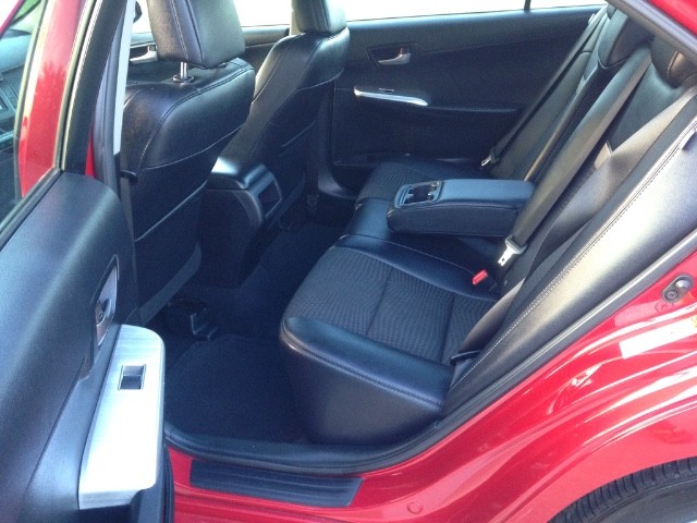 Toyota Camry Vehicle Full-screen Gallery Image 07