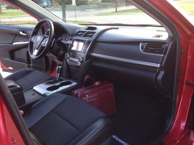 Toyota Camry Vehicle Full-screen Gallery Image 08