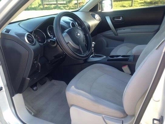 Nissan Rogue Vehicle Full-screen Gallery Image 04