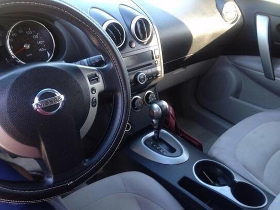 Nissan Rogue Vehicle Full-screen Gallery Image 05