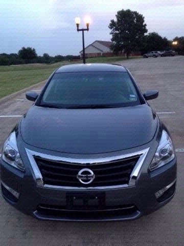 Nissan Altima Vehicle Full-screen Gallery Image 02