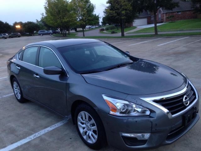 Nissan Altima Vehicle Full-screen Gallery Image 03