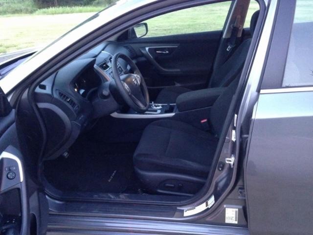 Nissan Altima Vehicle Full-screen Gallery Image 04