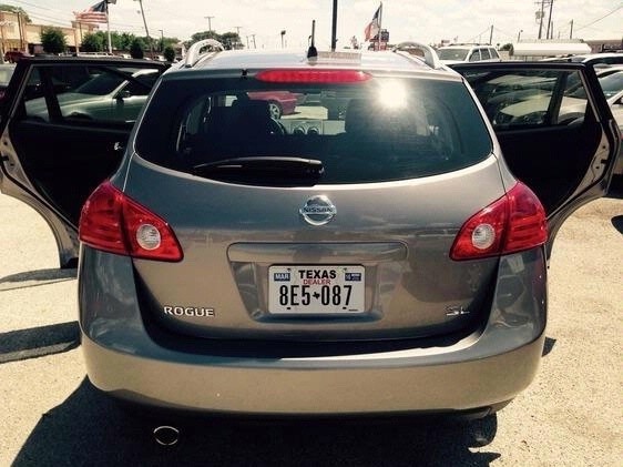 Nissan Rogue Vehicle Full-screen Gallery Image 04