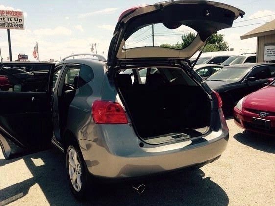 Nissan Rogue Vehicle Full-screen Gallery Image 05