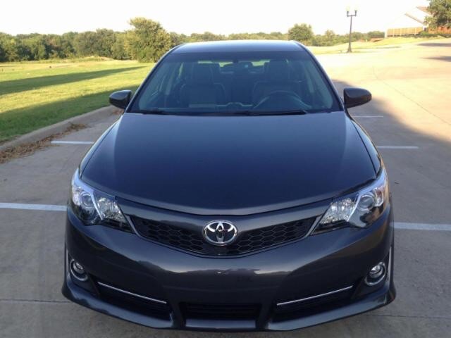 Toyota Camry Vehicle Full-screen Gallery Image 04