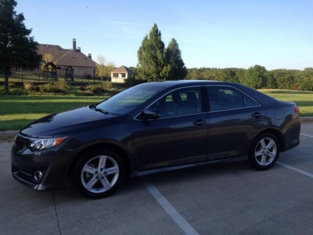 Toyota Camry Vehicle Full-screen Gallery Image 05