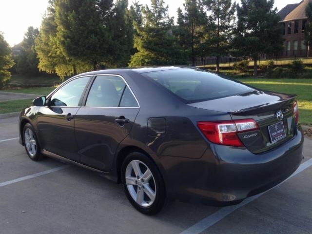 Toyota Camry Vehicle Full-screen Gallery Image 06