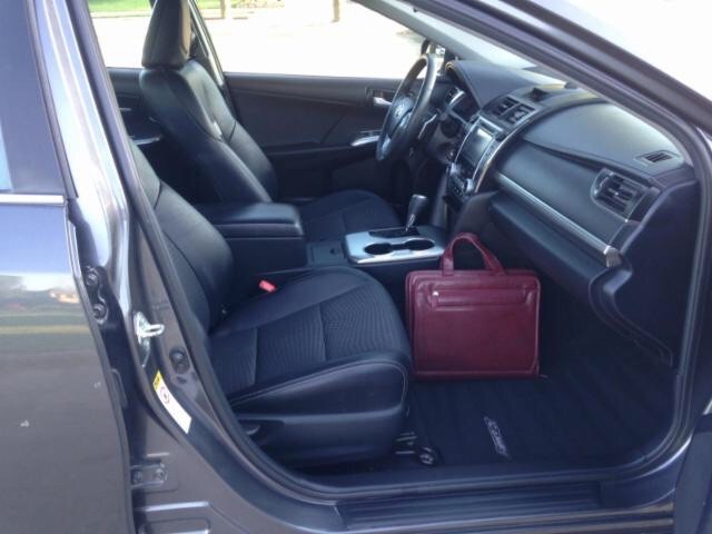 Toyota Camry Vehicle Full-screen Gallery Image 07