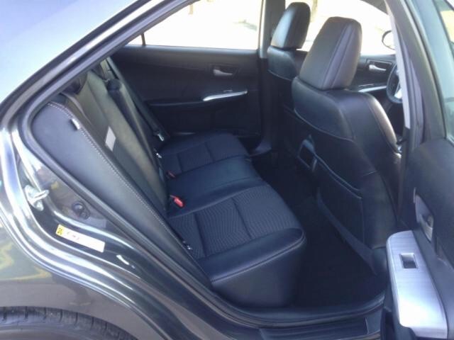 Toyota Camry Vehicle Full-screen Gallery Image 08