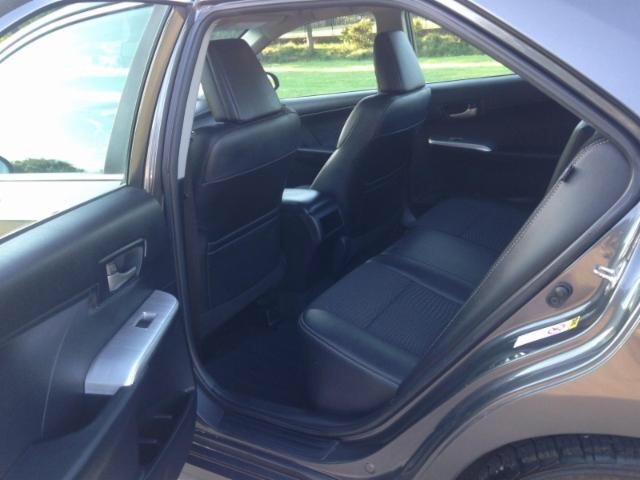 Toyota Camry Vehicle Full-screen Gallery Image 09