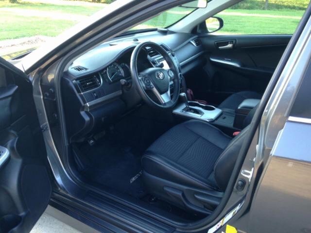 Toyota Camry Vehicle Full-screen Gallery Image 12