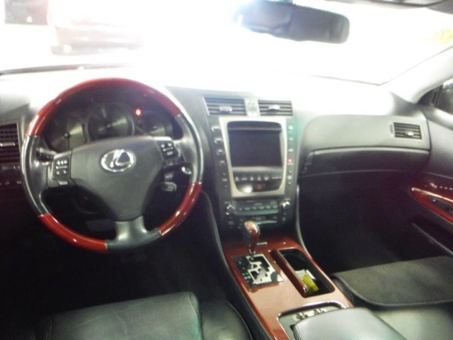 Lexus GS 450h Vehicle Full-screen Gallery Image 3