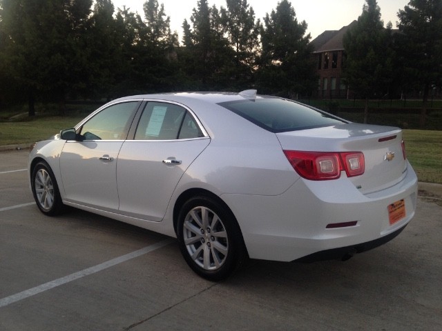 Chevrolet Malibu Vehicle Full-screen Gallery Image 4