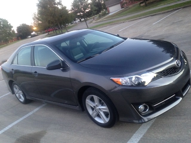 Toyota Camry Vehicle Full-screen Gallery Image 02