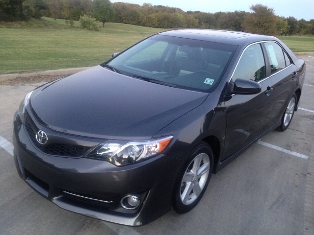 Toyota Camry Vehicle Full-screen Gallery Image 03