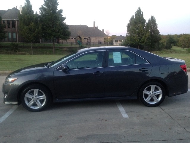 Toyota Camry Vehicle Full-screen Gallery Image 04