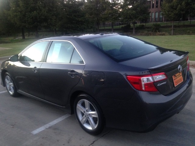 Toyota Camry Vehicle Full-screen Gallery Image 05