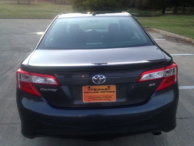 Toyota Camry Vehicle Full-screen Gallery Image 06