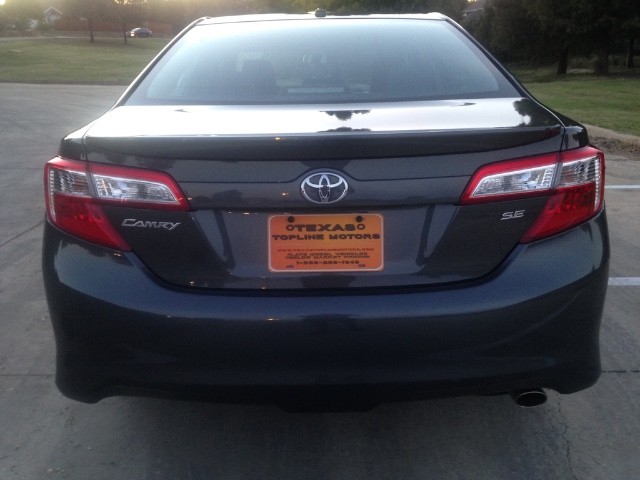 Toyota Camry Vehicle Full-screen Gallery Image 07