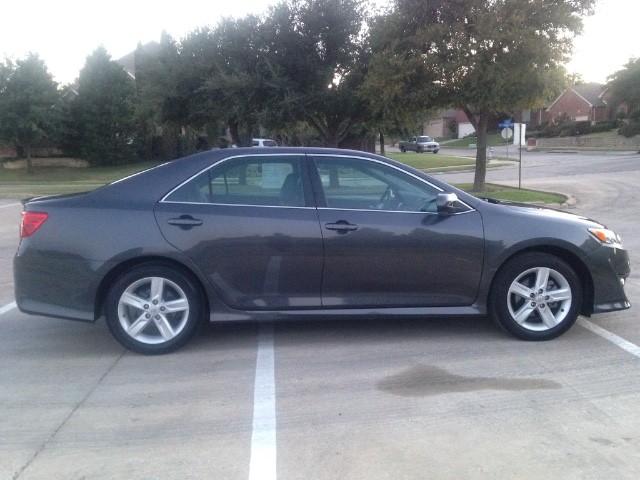 Toyota Camry Vehicle Full-screen Gallery Image 09