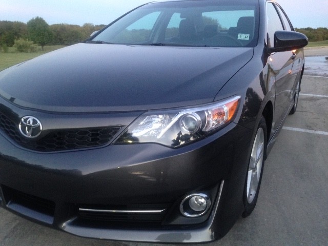 Toyota Camry Vehicle Full-screen Gallery Image 11