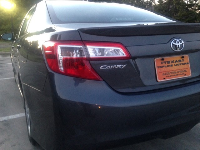 Toyota Camry Vehicle Full-screen Gallery Image 12