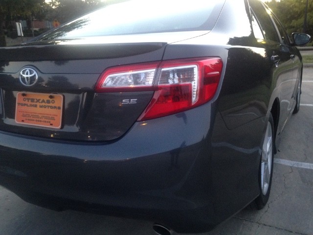 Toyota Camry Vehicle Full-screen Gallery Image 13