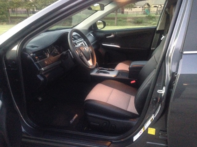 Toyota Camry Vehicle Full-screen Gallery Image 14