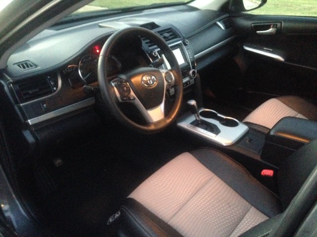 Toyota Camry Vehicle Full-screen Gallery Image 15