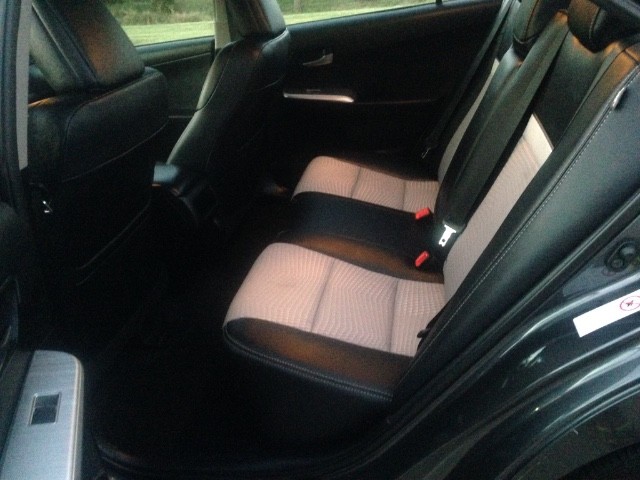 Toyota Camry Vehicle Full-screen Gallery Image 16