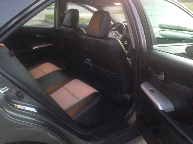 Toyota Camry Vehicle Full-screen Gallery Image 17