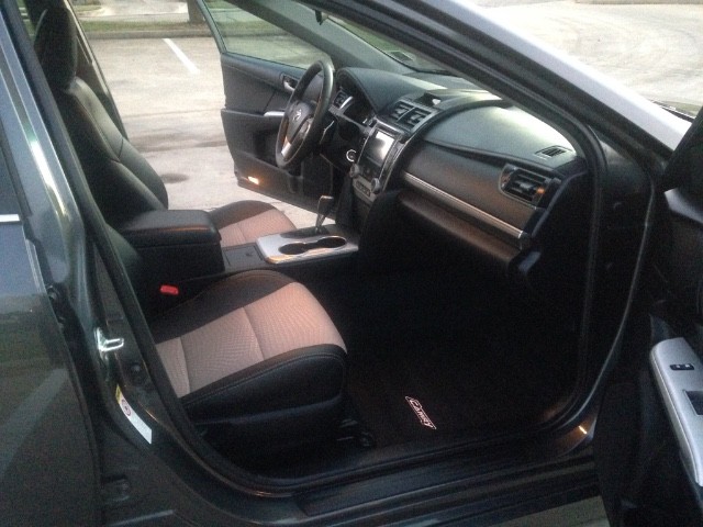 Toyota Camry Vehicle Full-screen Gallery Image 18