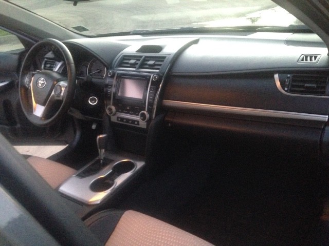 Toyota Camry Vehicle Full-screen Gallery Image 19