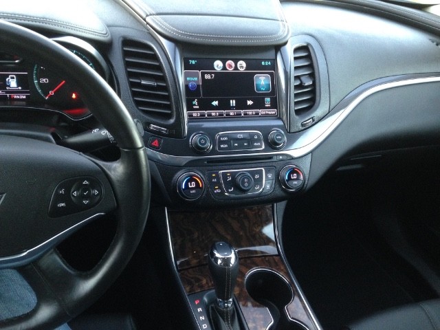 Chevrolet Impala Vehicle Full-screen Gallery Image 28